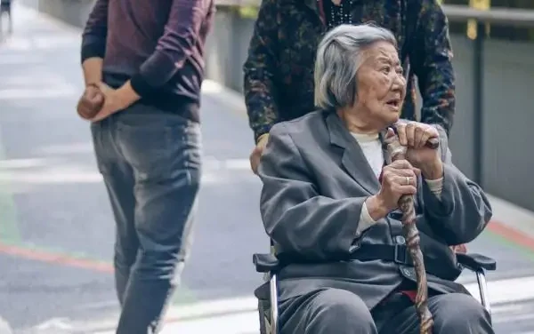 vale a pena trabalhar como cuidador de idosos
